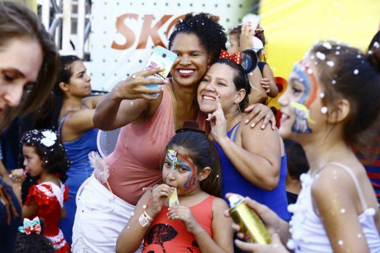 Famílias, muita espuma e até artista internacional: confira as imagens do Carnaval