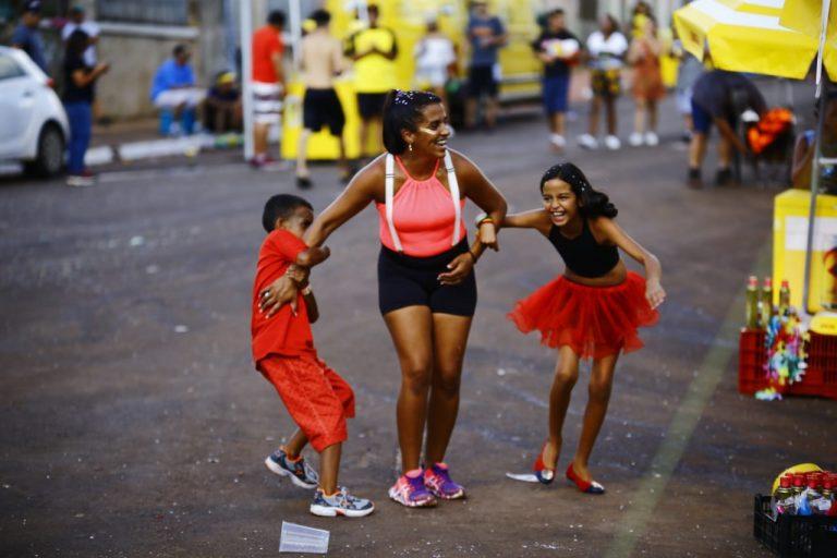 Famílias, muita espuma e até artista internacional: confira as imagens do Carnaval