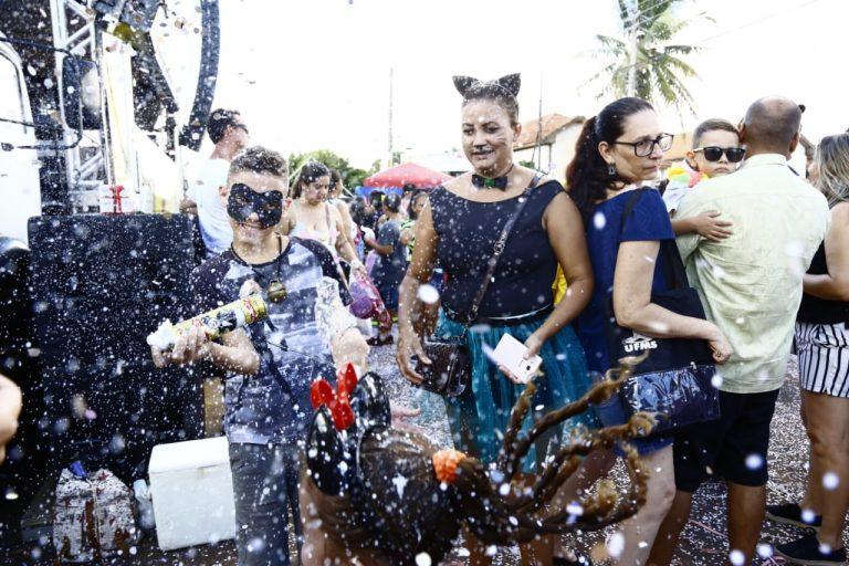 Famílias, muita espuma e até artista internacional: confira as imagens do Carnaval
