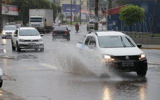 Chuva rápida e forte preocupa, mas não chega a alagar vias como a Euler e a Geisel