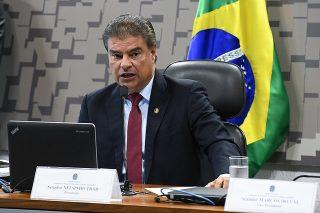 Senador vai devolver ao Governo salário de R$ 10 mil como médico