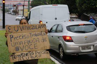 Sem documento para trabalhar, venezuelanos enfrentam chuva para pedir