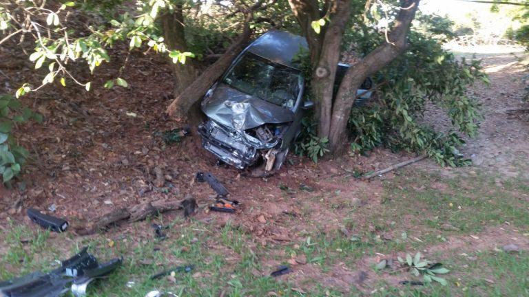 Motorista cai no barranco ao coçar olho em bairro chique de Campo Grande