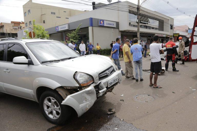 Carro de motorista de aplicativo capota com passageiro após colisão no Centro