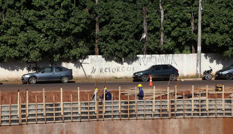 Após Governo Federal atrasar pagamento, obras na Ernesto Geisel diminuem ritmo