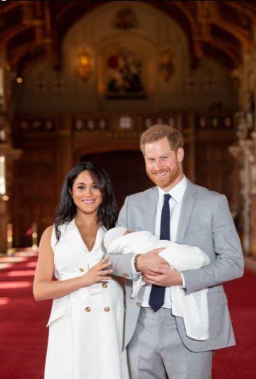 Príncipe Harry e Meghan Markle fazem primeira aparição com bebê