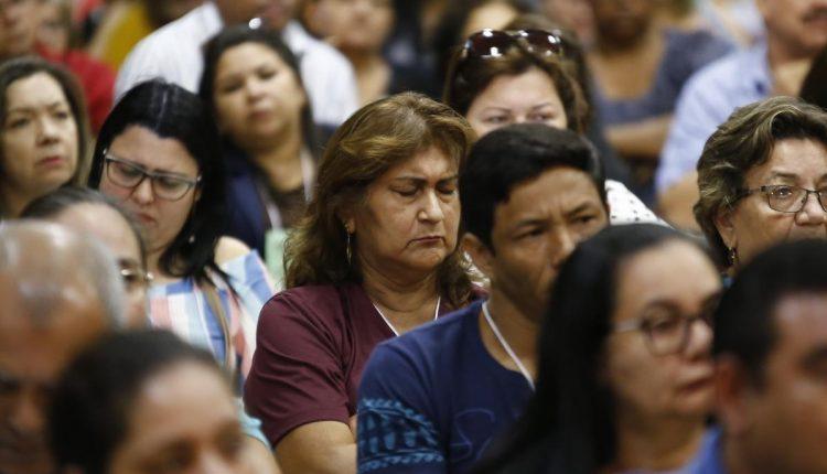 Cansaço é visível, mas servidores lotam auditório em assembleia na Fetems