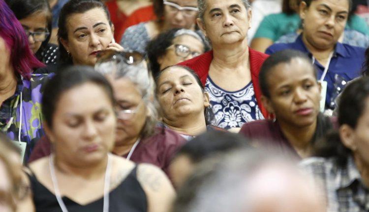 Cansaço é visível, mas servidores lotam auditório em assembleia na Fetems