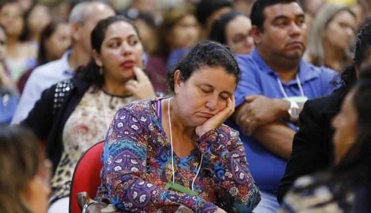 Cansaço é visível, mas servidores lotam auditório em assembleia na Fetems