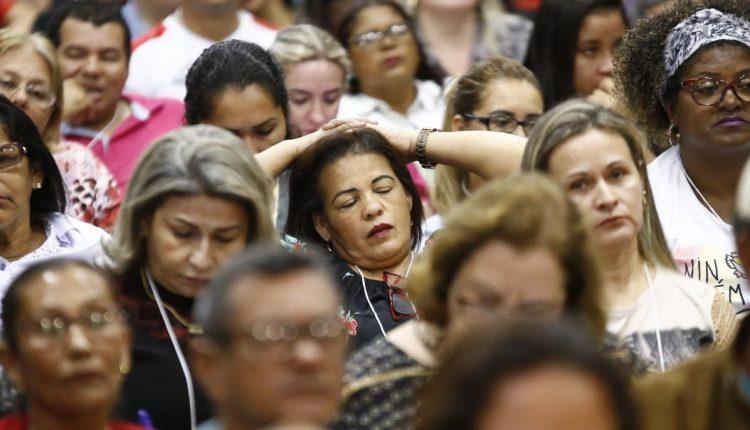 Cansaço é visível, mas servidores lotam auditório em assembleia na Fetems