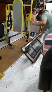 Frota velha, e sem multa: porta de ônibus cai no trajeto em Campo Grande