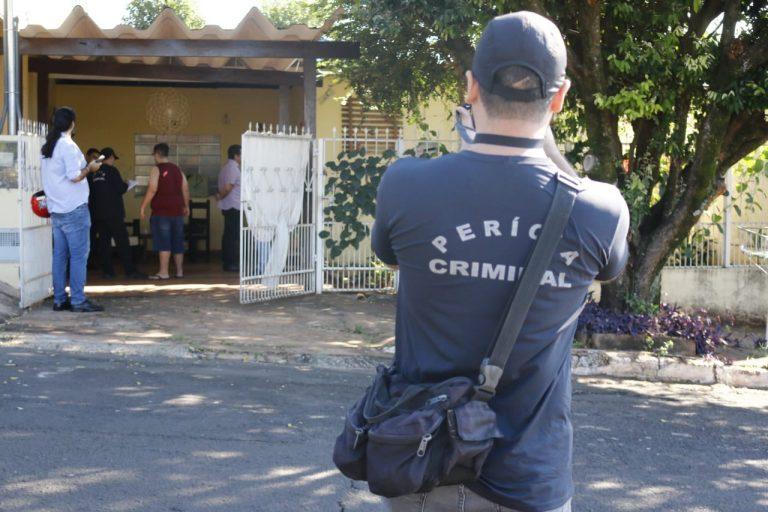 Colegas de trabalho encontram produtora cultural morta em casa no bairro Santa Fé