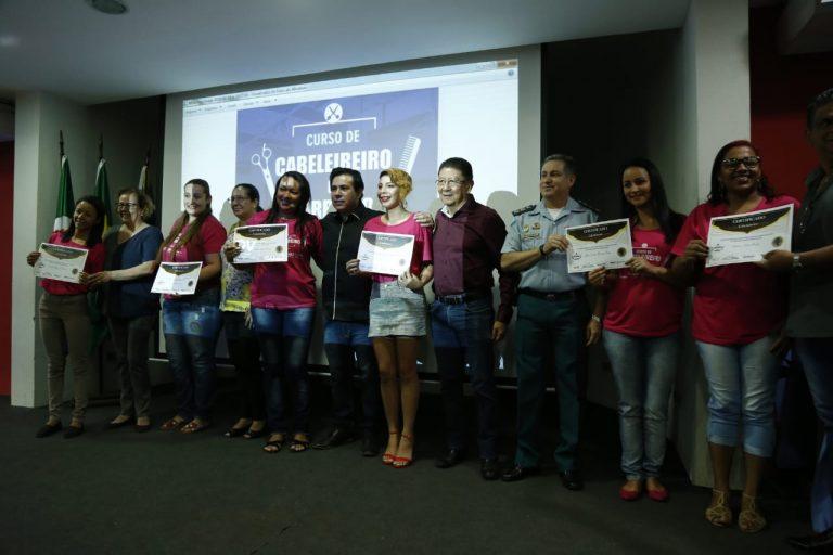 Curso de barbeiros e cabeleireiros da prefeitura forma 55 profissionais