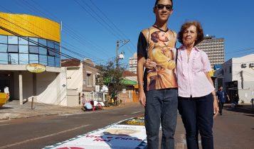 Sol forte não intimida e centenas já se reúnem para missa de Corpus Christi no Centro