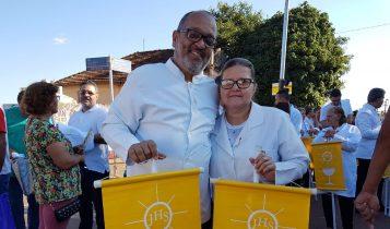 Sol forte não intimida e centenas já se reúnem para missa de Corpus Christi no Centro