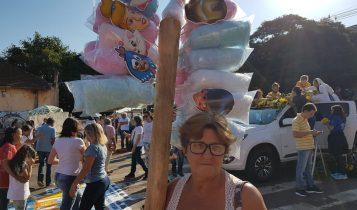 Sol forte não intimida e centenas já se reúnem para missa de Corpus Christi no Centro