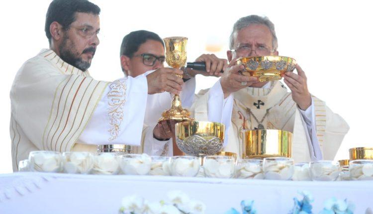 Católicos lotam ruas do Centro em missa e procissão de Corpus Christi