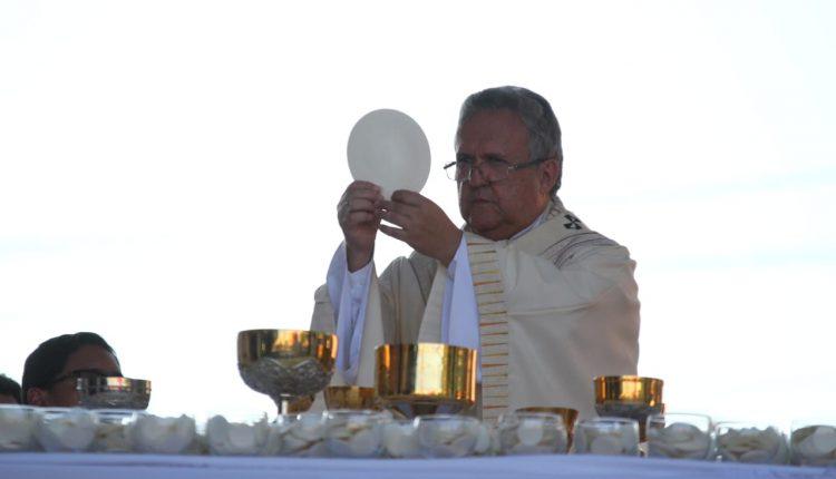 Católicos lotam ruas do Centro em missa e procissão de Corpus Christi