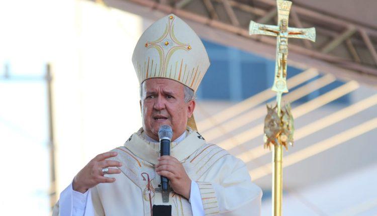 Católicos lotam ruas do Centro em missa e procissão de Corpus Christi