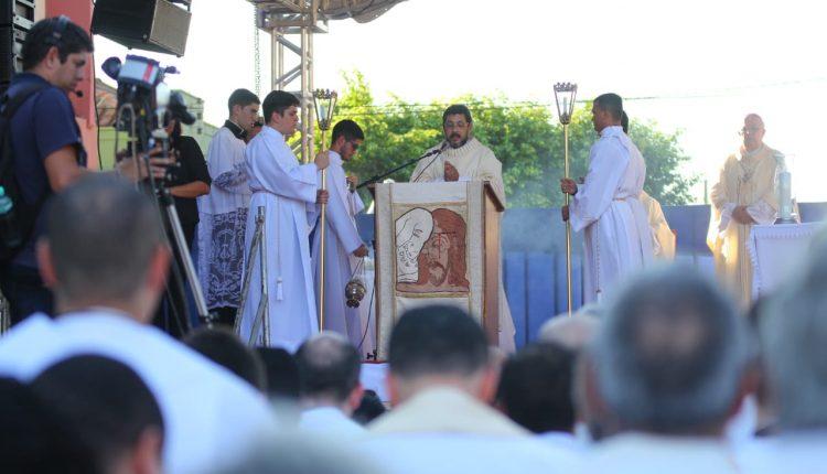 Católicos lotam ruas do Centro em missa e procissão de Corpus Christi