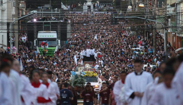 Católicos lotam ruas do Centro em missa e procissão de Corpus Christi