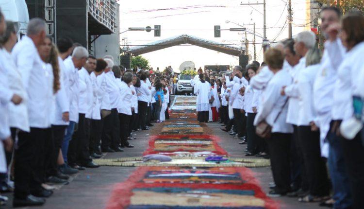 Católicos lotam ruas do Centro em missa e procissão de Corpus Christi