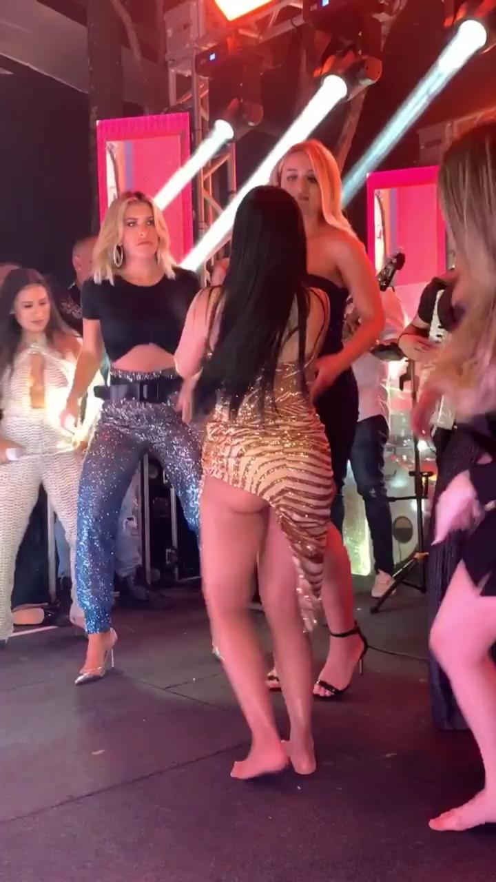 Simaria faz festa luxuosa de 37 anos e vestido ousado mostra demais