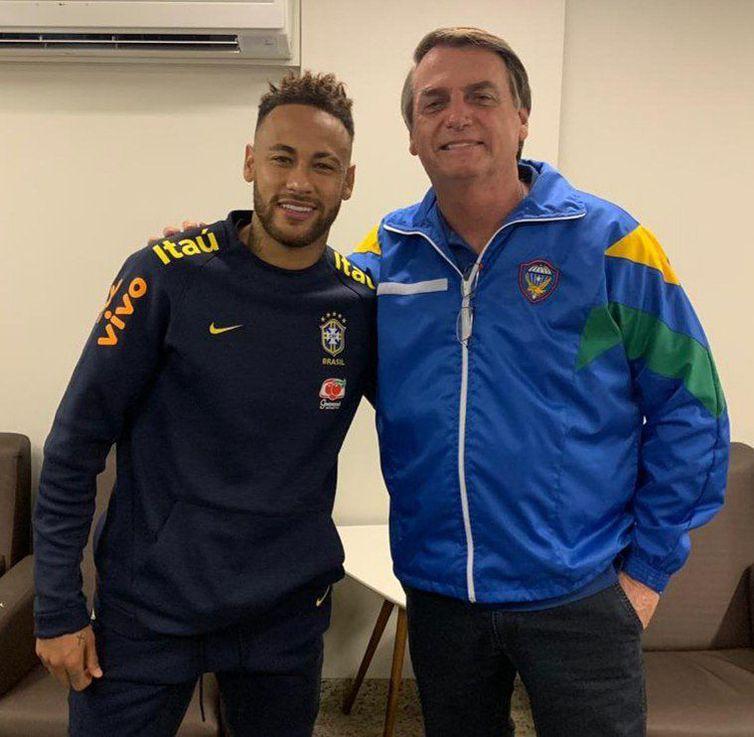 Entorse no tornozelo tira Neymar da Copa América