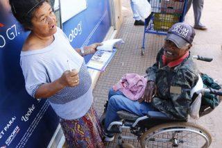 Cadeirantes enfrentam até quedas com ônibus estragados e lotados em Campo Grande