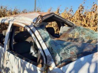 Motorista capota camionete quando voltava de festa e amigo morre ao ser lançado do carro
