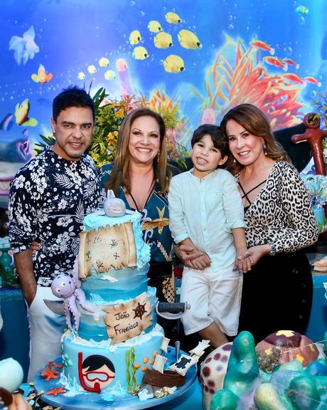 Zilu Camargo se encontra com Graciele e é fotografada com Zezé em festa