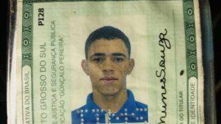 Jovem é morto por dupla de moto com tiro nas costas em frente de residência