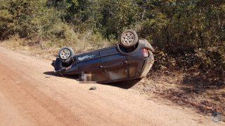 Idoso morre esmagado por carro após capotar em estrada de terra
