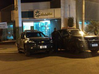 Trio tenta arrombar banco com furadeira e acaba detido pela polícia