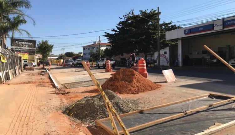 Prometida para daqui a 1 mês, obra de corredores de ônibus tem períodos de 'paradeira'