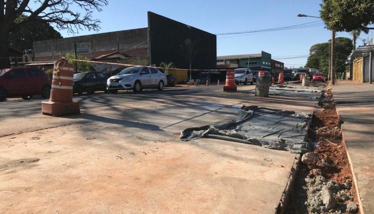 Prometida para daqui a 1 mês, obra de corredores de ônibus tem períodos de 'paradeira'