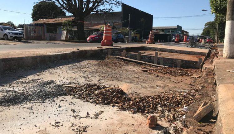 Prometida para daqui a 1 mês, obra de corredores de ônibus tem períodos de 'paradeira'