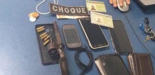 Caminhoneiro desconfia de pedido de frete e trio contratado por detento acaba preso