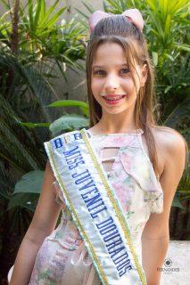 Mãe de 'miss' e 'mister' concilia rotina doméstica com holofotes em MS