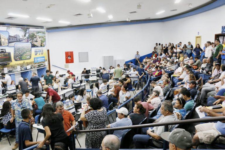Refis: Contribuintes deixam para o último dia e lotam Central do IPTU