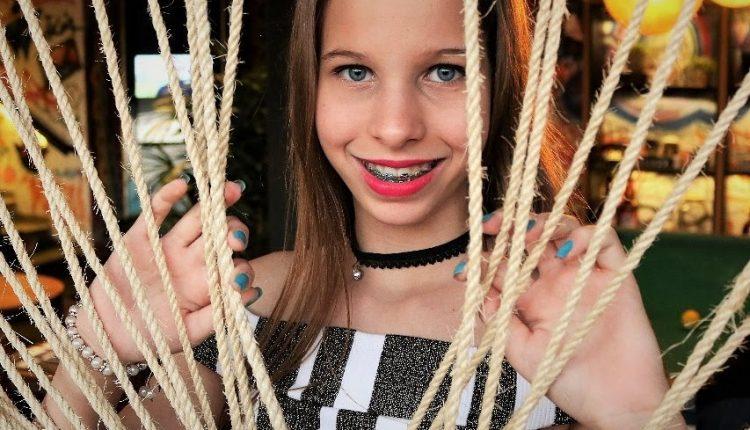 Mãe de 'miss' e 'mister' concilia rotina doméstica com holofotes em MS