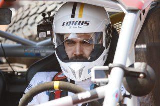 Competidor, Caio Castro abraça fãs e promete curtir Rally o dia todo em Campo Grande