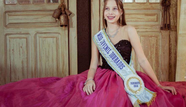 Mãe de 'miss' e 'mister' concilia rotina doméstica com holofotes em MS