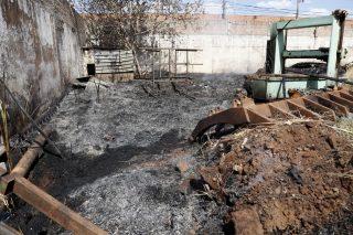 Fogo em matagal atinge serralheira e assusta moradores na Vila Progresso