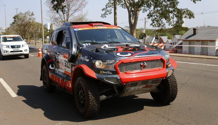 Pilotos começam a largada no Rally dos Sertões em Campo Grande