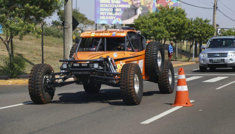Pilotos começam a largada no Rally dos Sertões em Campo Grande