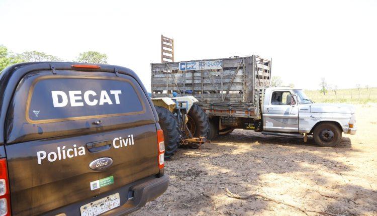 Sem água e acorrentados, 40 cães de caça são resgatados de fazenda