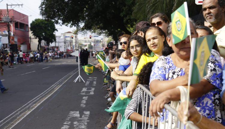 Desfile da Independência levou 20 mil pessoas à rua 13 de Maio neste sábado