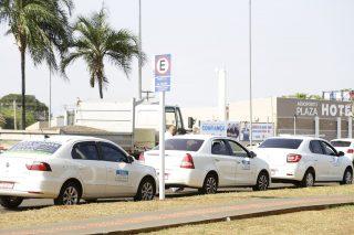 Fora do aeroporto da Capital após décadas, taxistas reclamam de nova rotina