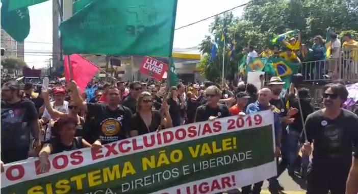 Desfile da Independência levou 20 mil pessoas à rua 13 de Maio neste sábado